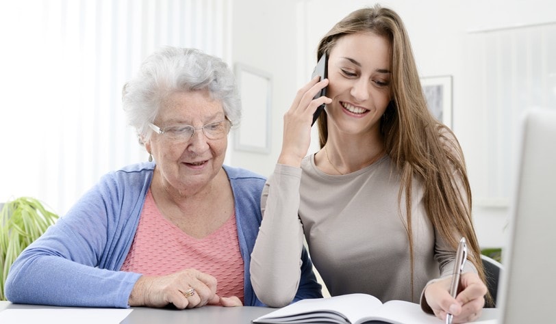 Une jeune femme avec sa grand-mère contacte la téléassistance Filien ADMR