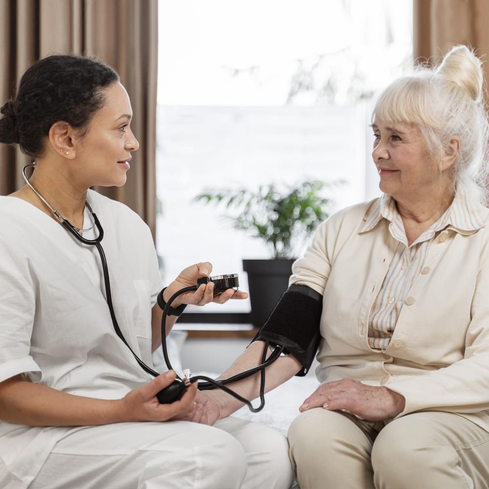 Hospitalisation à domicile pour personne âgée : le guide