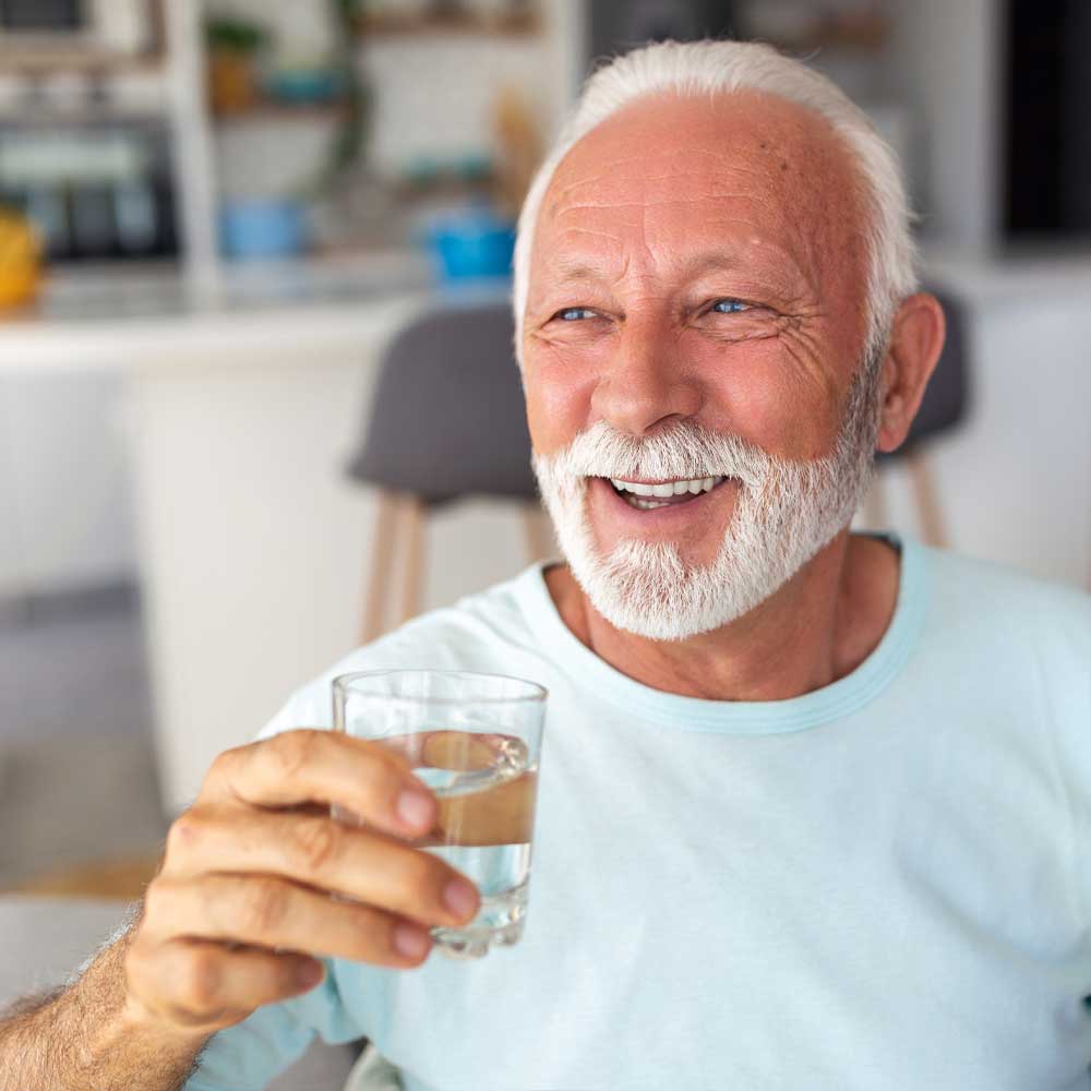 Boire beaucoup pour anticiper les infections urinaires chez les seniors