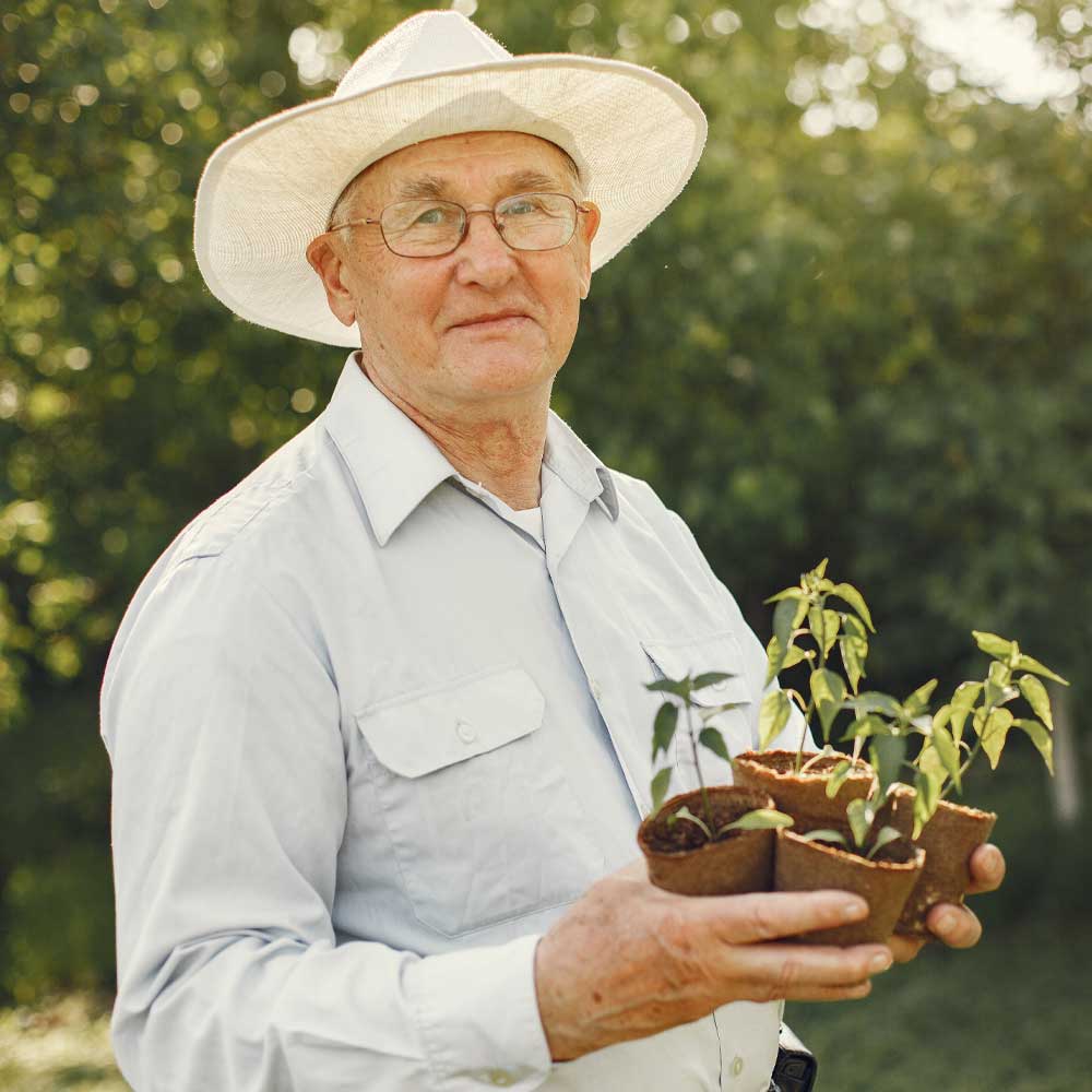 Un senior qui jardine sans mal de dos