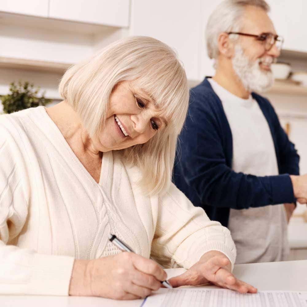 Une femme signant un contrat de prévoyance senior