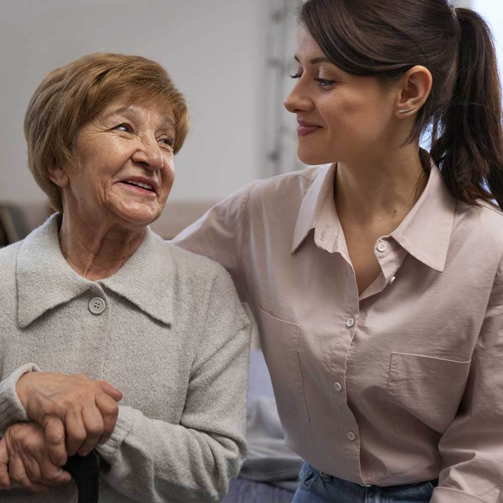 Sur les conseils d'une Care manager, une aide à domicile prend soin d'une senior