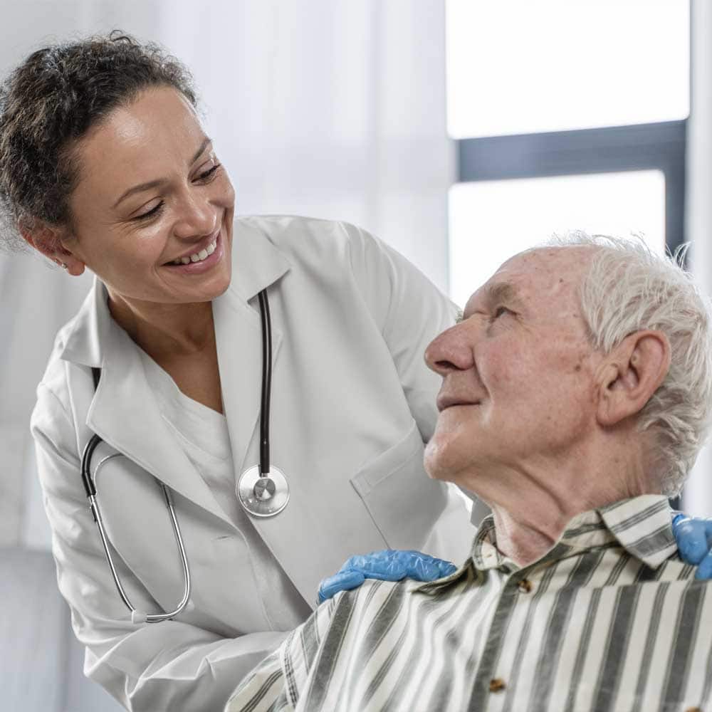 Femme médecin prenant en charge une personne âgée souffrant de délirium