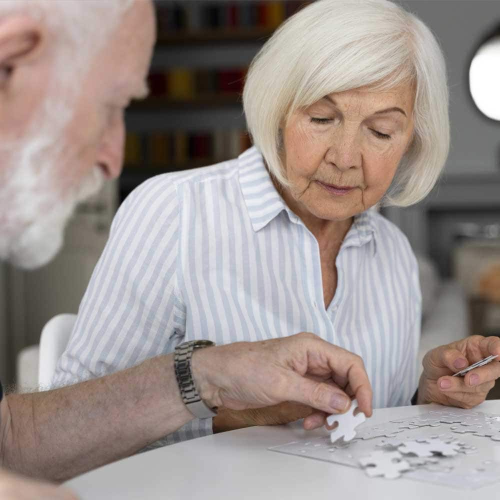 Deux seniors faisant des jeux d'atelier mémoire pour seniors