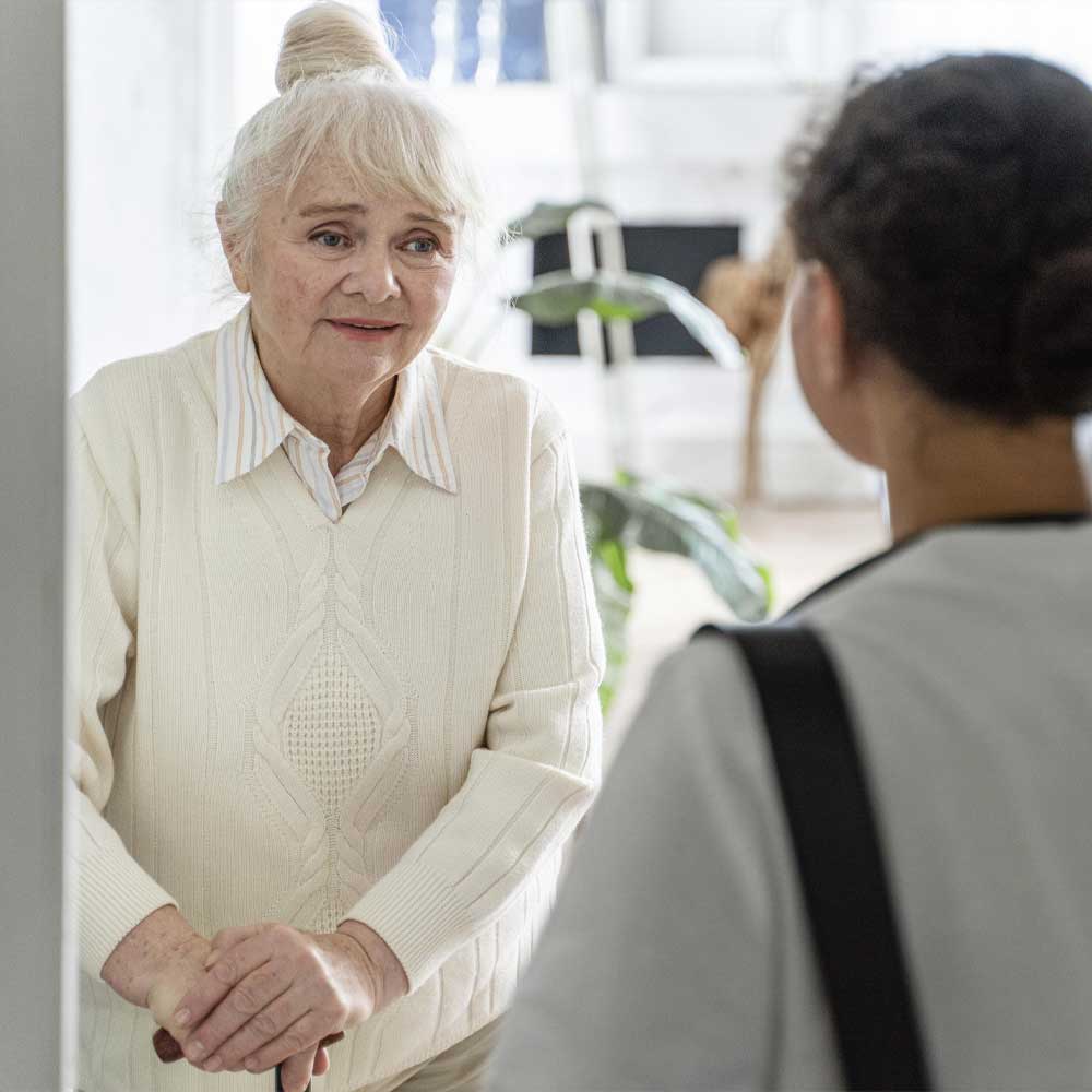 Une personne âgée reçoit une visite suite à un choc à la tête