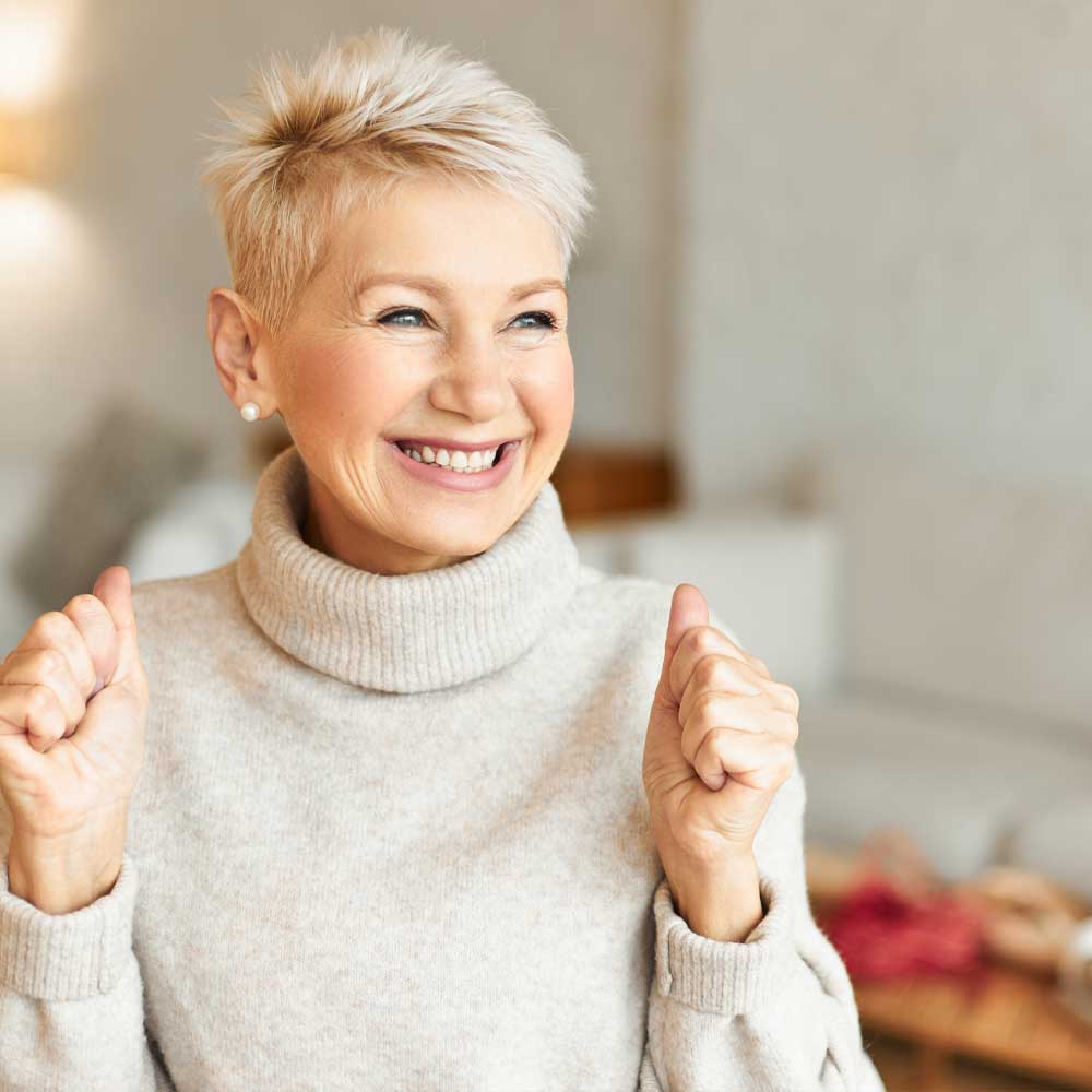 Une femme heureuse après la fin de sa ménopause