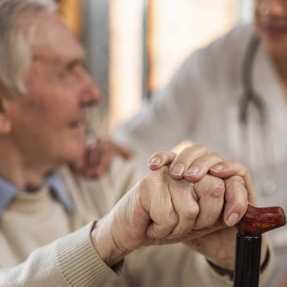 Un senior homme qui bénéficie de soins grâce à une mutuelle gratuite