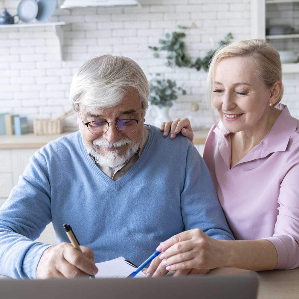 2 seniors étudient les possibilités de remboursement de protections pour personnes âgées