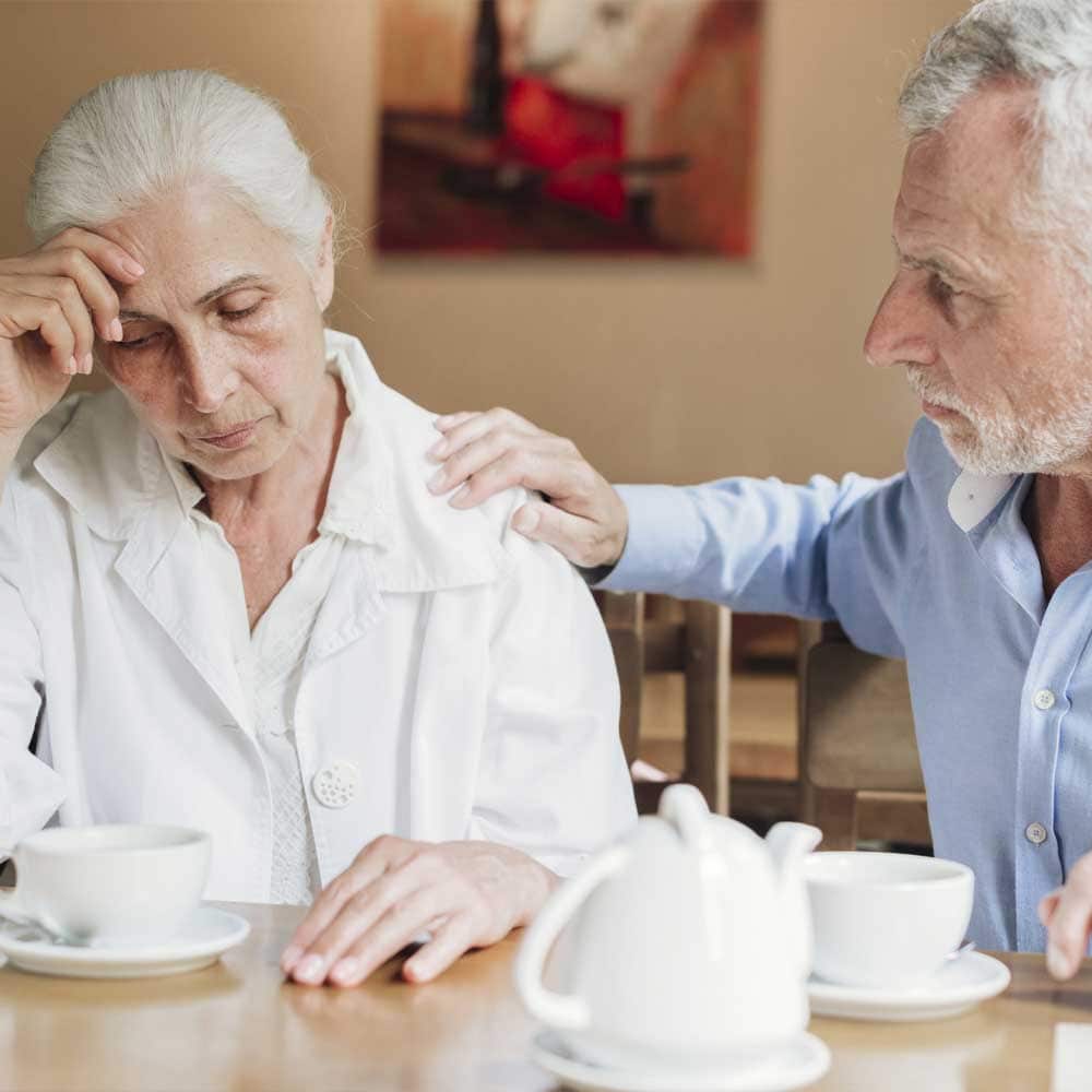 Une dame senior avec son mari qui lui conseille de suivre une consultation mémoire