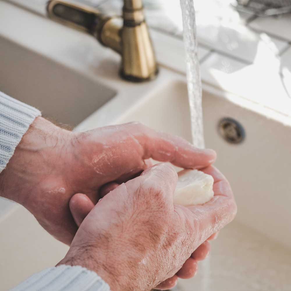 Un homme âgé se lave les mains pour éviter d'attraper une pneumonie