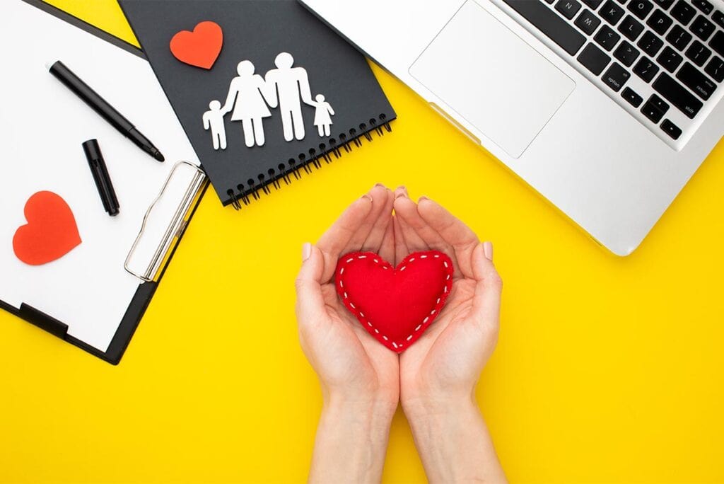 Les mains d'un salarié tiennent un coeur symbolisant le don de jours de congés à un collègue