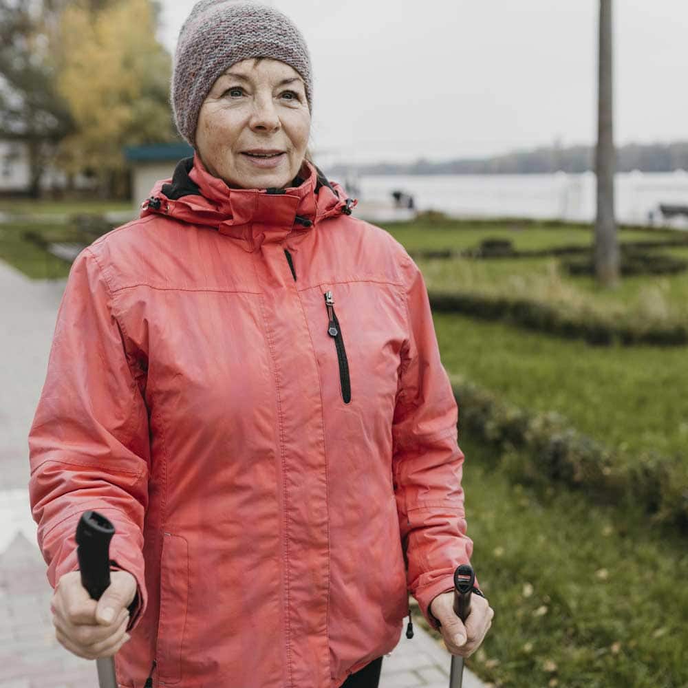Une femme senior profite de ses balades grâce à la téléassistance mobile