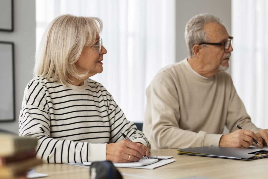 Une femme senior accompagne son mari pour la demande de retraite pour inaptitude.
