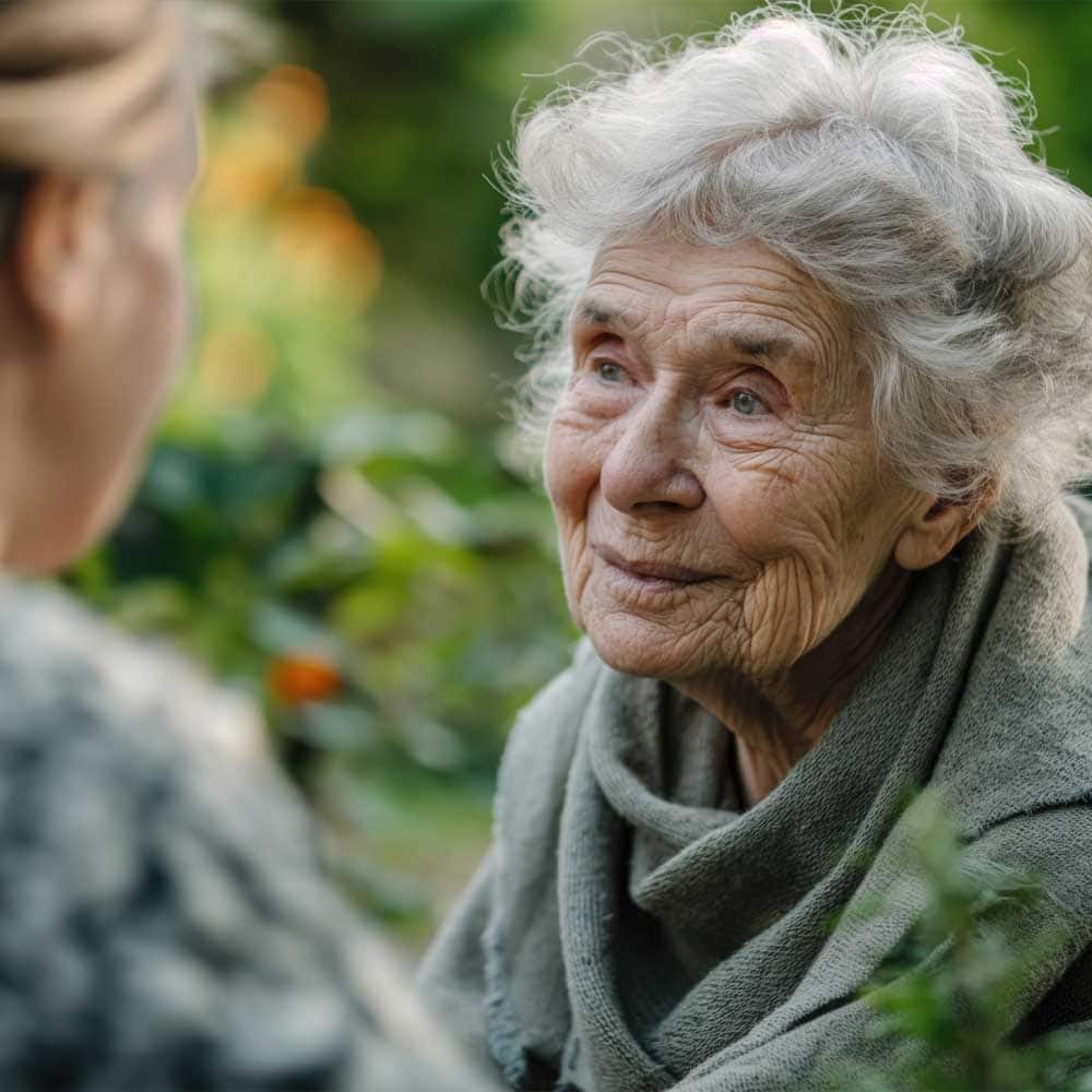 Une dame âgée avec son aidante, elle est en perte d'autonomie sévère et son niveau de dépendance est classé Gir 1
